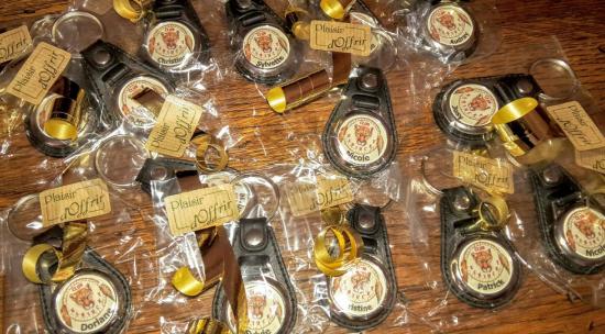 petites surprises pour vous, porte-clés cuir, galet prénom, logo club et jeton caddie.